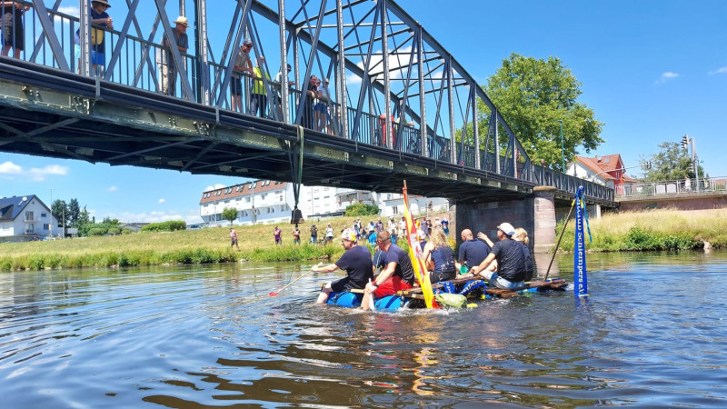 Zieleinfahrt der selbstgebauten Flöße am Glasersteg, Foto: H. Krug
